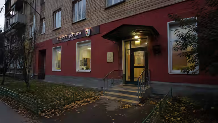 Вывеска и освещённый вход в театральную студию