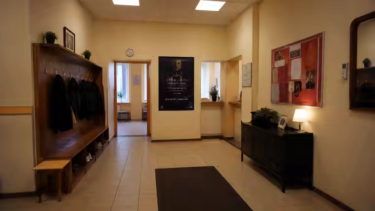 Холл театральной студии с гардеробом и зоной ожидания